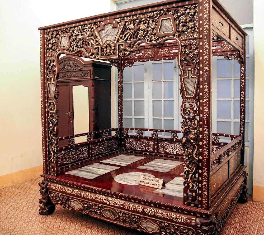 Giường ngủ với nhiều hoa văn chạm khắc thủ công một cách tinh xảo